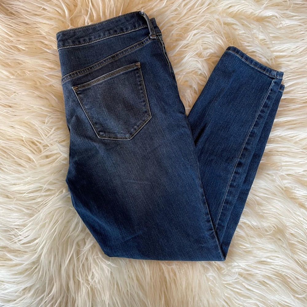 Universal Thread Mid Rise Skinny Size 29/8 Short EUC